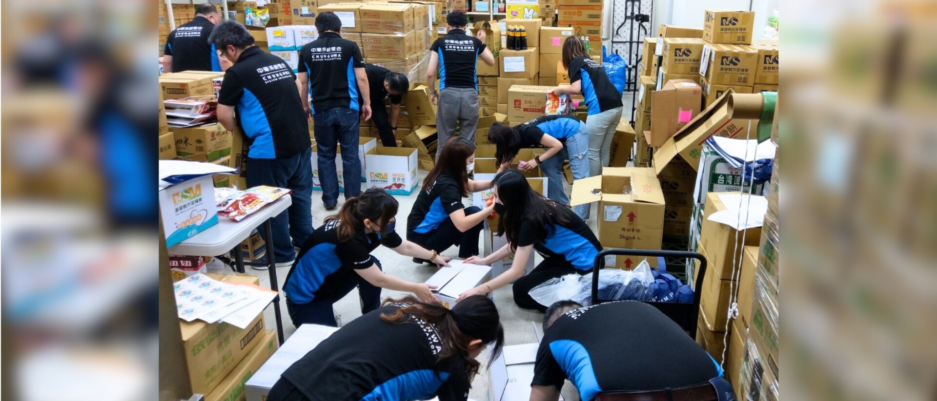 中華系統整合公司號召員工共同參與生活照顧箱物分裝，一共完成50箱愛心物資箱